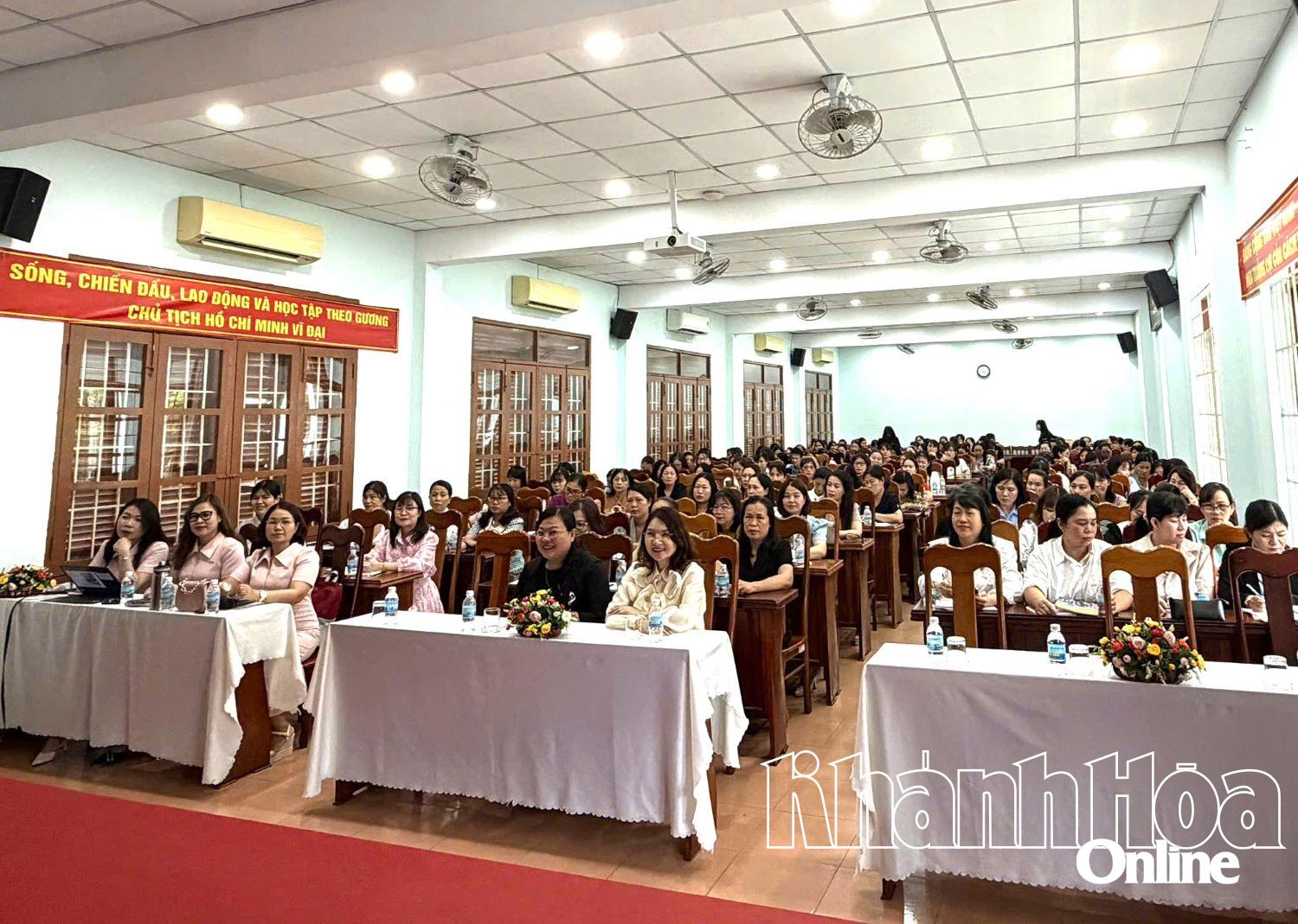 Các đại biểu dự tập huấn. 