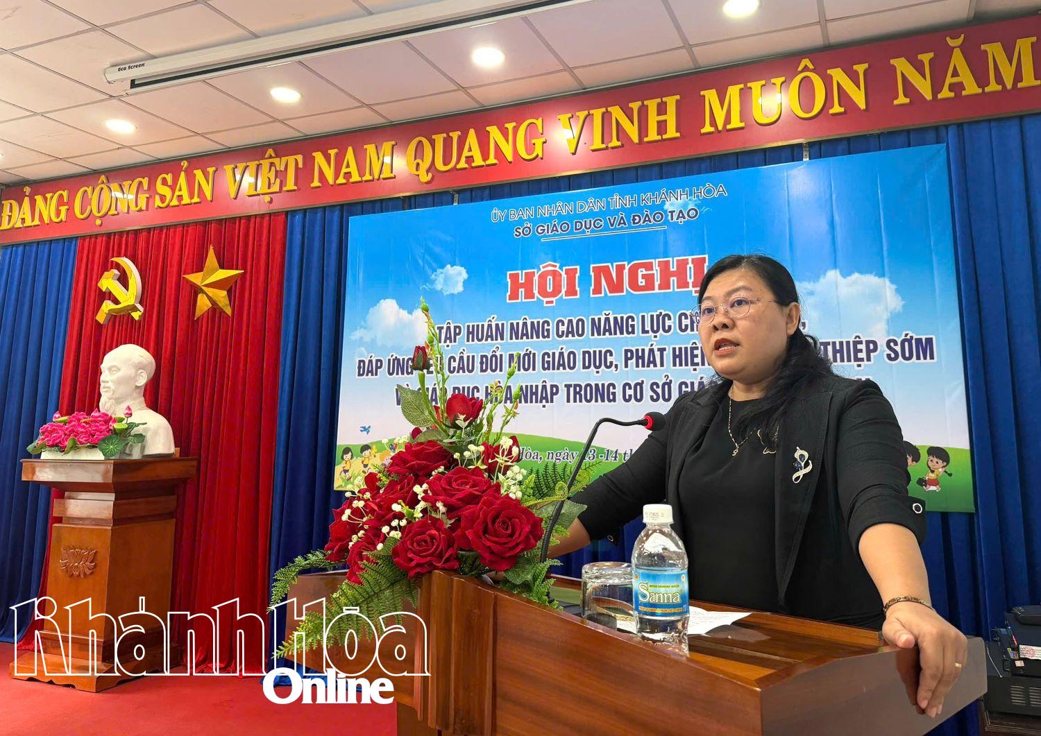 Lãnh đạo Sở Giáo dục và Đào tạo phát biểu tại buổi tập huấn.
