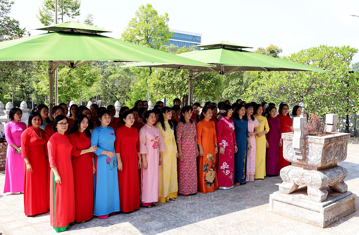 Die Frauenunion der Volksstaatsanwaltschaft der Provinz Tuyen Quang brachte im Tempel von Präsident Ho Chi Minh Weihrauch und Blumen dar.