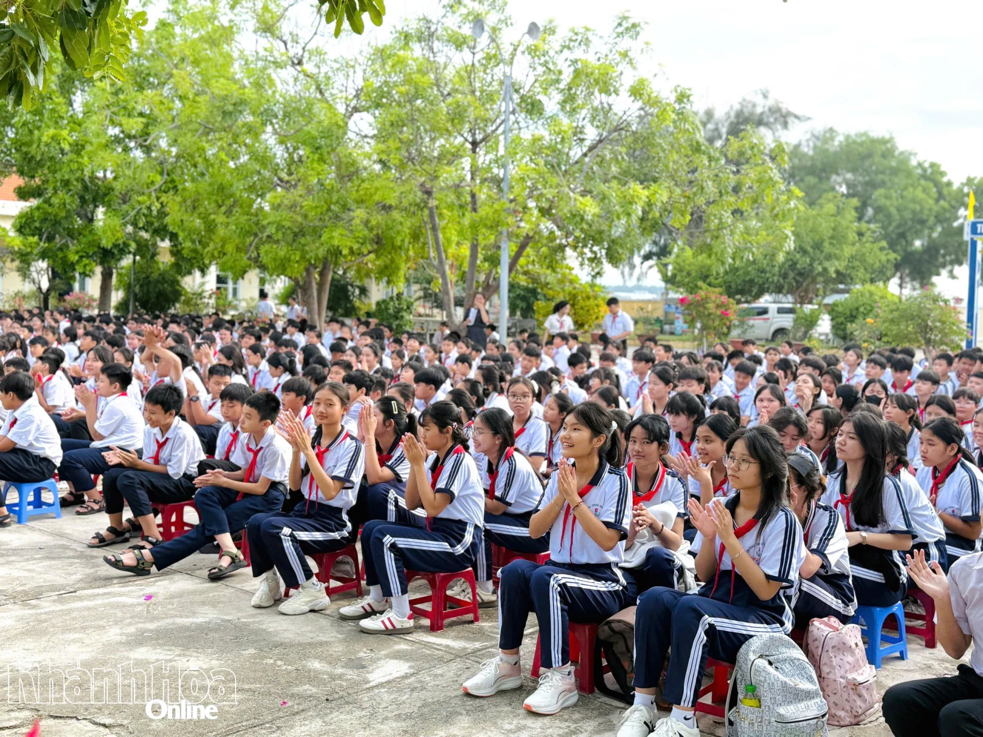 Os alunos assistiram com entusiasmo.