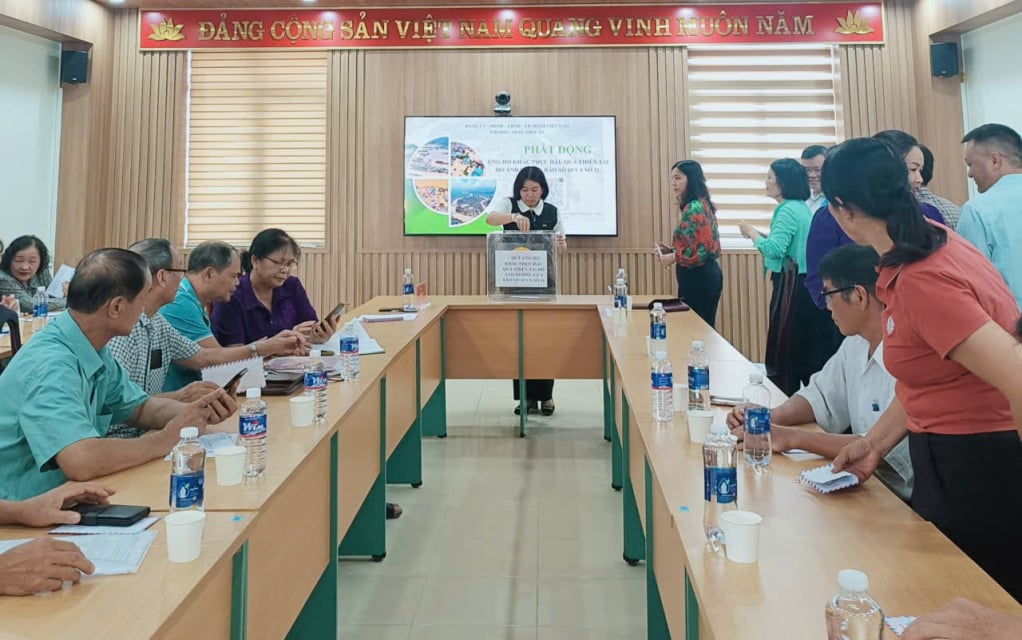 Lãnh đạo và các Tổ dân phố phường Nùng Trí Cao ủng hộ ủng hộ khắc phục hậu quả thiên tai do ảnh hưởng bão số 10 và số 11.