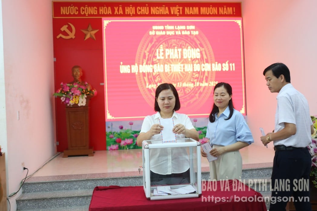 Cán bộ viên chức sở giáo dục tham gia ủng hộ tại lễ phát động