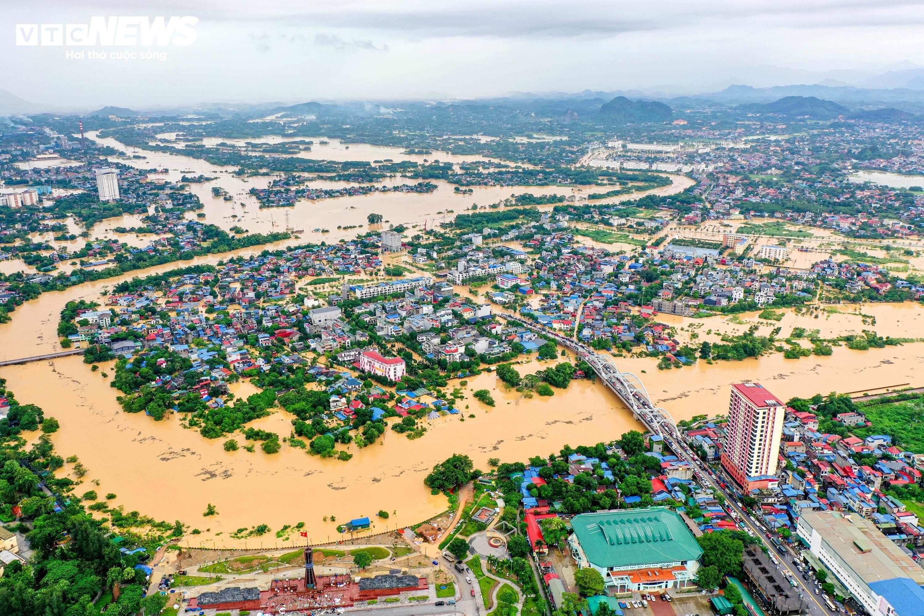 Många vägar och bostadsområden i centrala Thai Nguyen-provinsen översvämmades djupt, trafiken lamslogs och tusentals hushåll isolerades.