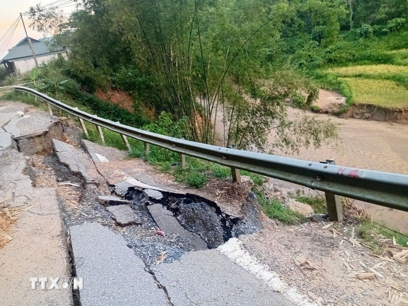 Jordskred på riksväg 217 genom gränskommunen Son Dien, Thanh Hoa-provinsen. (Foto: Nguyen Nam/VNA)