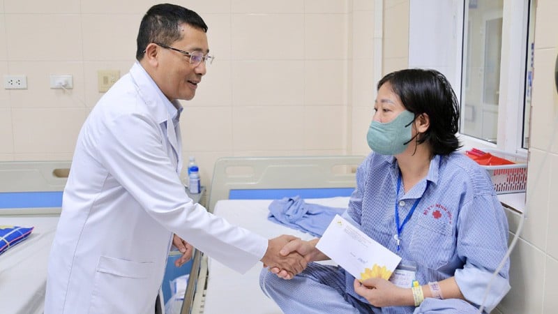 Professor, Dr. Le Van Quang visited and gave gifts to patients affected by storms No. 10 and 11 who are being treated at the hospital.