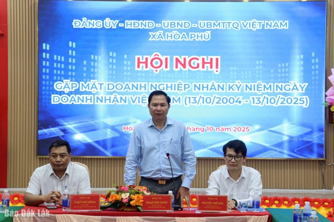 Partisekreteraren, ordförande för folkrådet i Hoa Phu-kommunen, Pham Tien Hung, talade vid konferensen.