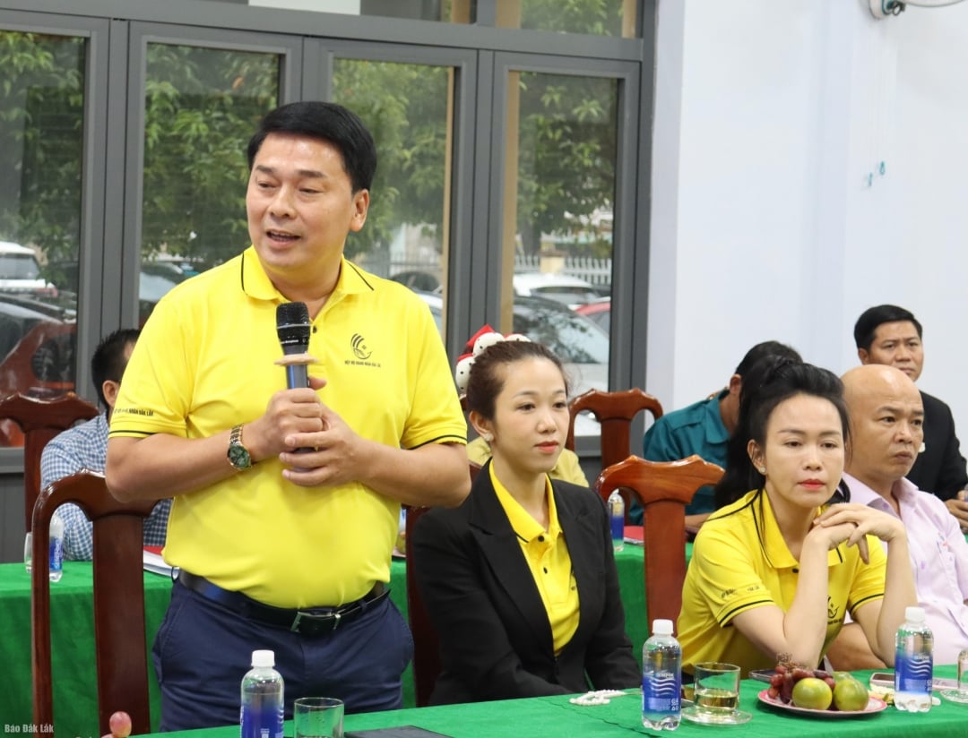Herr Nguyen Quang Vinh, ordförande för Dak Lak Business Association, uttryckte sin åsikt vid konferensen.