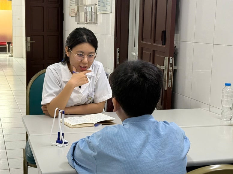 Warnung vor Teenagern, die aufgrund unkontrollierter Gewichtsabnahme ins Krankenhaus eingeliefert werden – Foto 1. Cảnh báo thanh thiếu niên nhập viện do 'phong trào' giảm cân không kiểm soát- Ảnh 1.