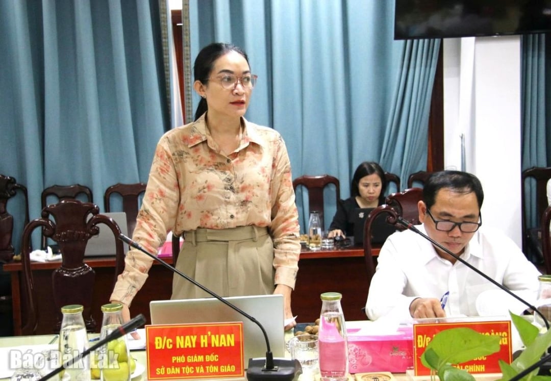 Deputy Director of the Department of Ethnic Minorities and Religions Nay HNan spoke at the meeting.