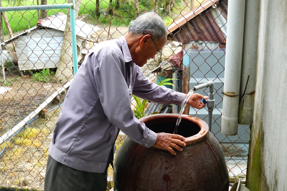 Nước lọc thu được từ hệ thống nước lọc lớn chỉ để rửa tay chân và giặt quần áo chứ không sử dụng ăn, uống được