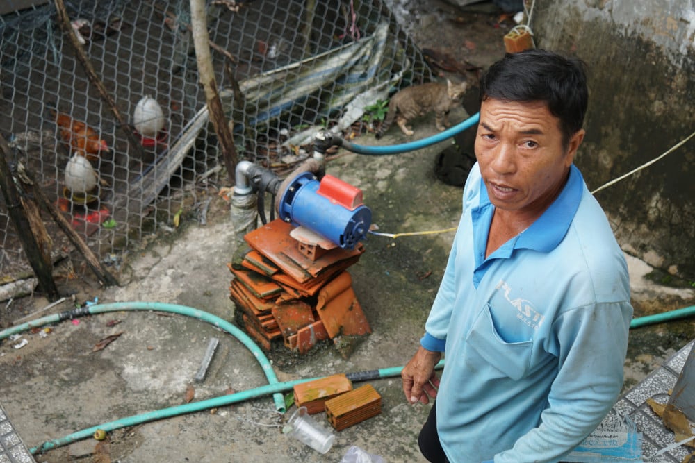 Ông Lê Văn Ca đóng giếng khoan với độ sâu hơn 300 mét, nhưng ông lo lắng, sử dụng thời gian dài cũng bị nhiễm phèn