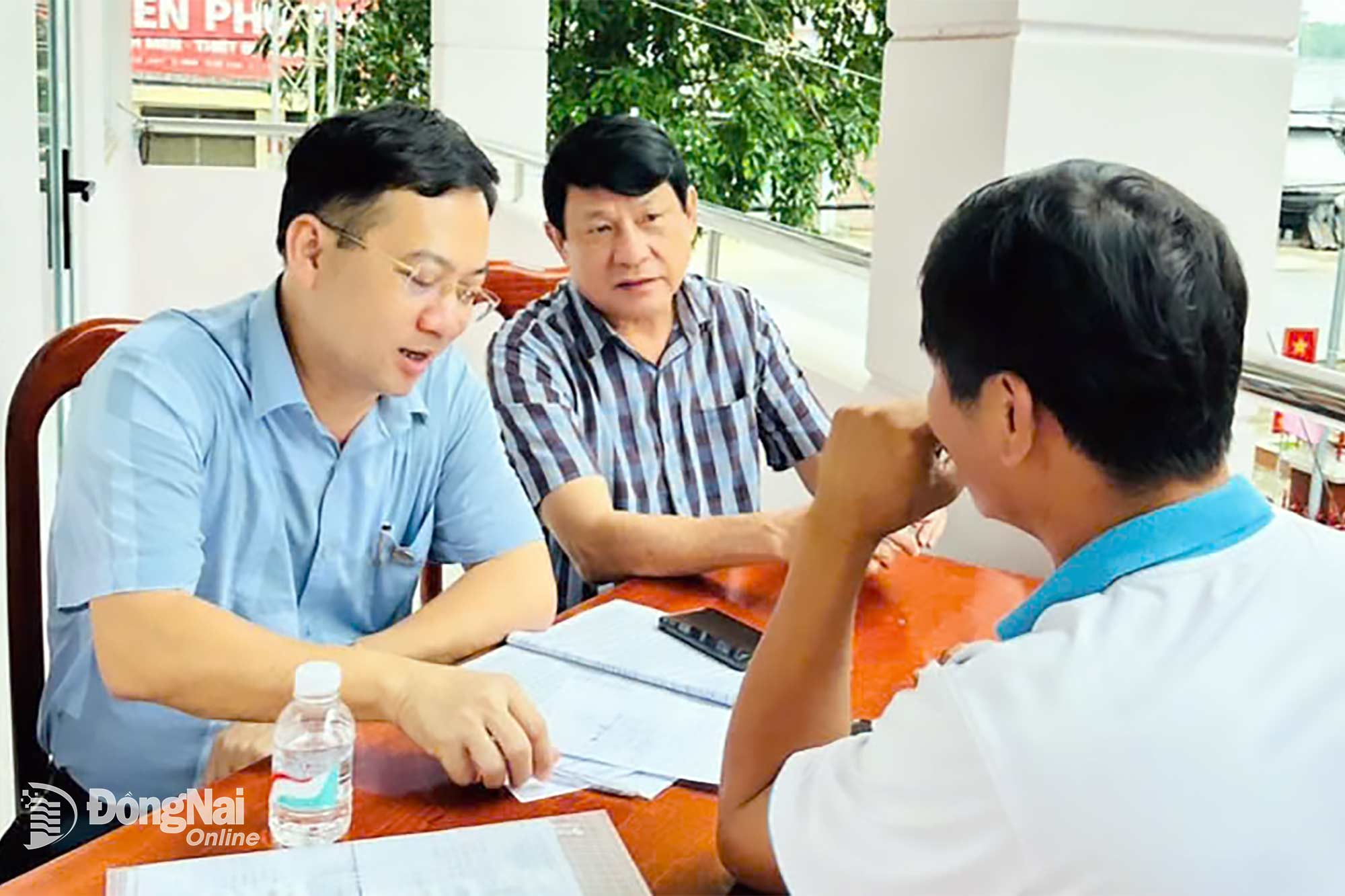 Các luật gia Hội Luật gia tỉnh Đồng Nai (bìa trái) tư vấn pháp luật về quyền, nghĩa vụ cho người lao động. Ảnh: Đ.Phú.