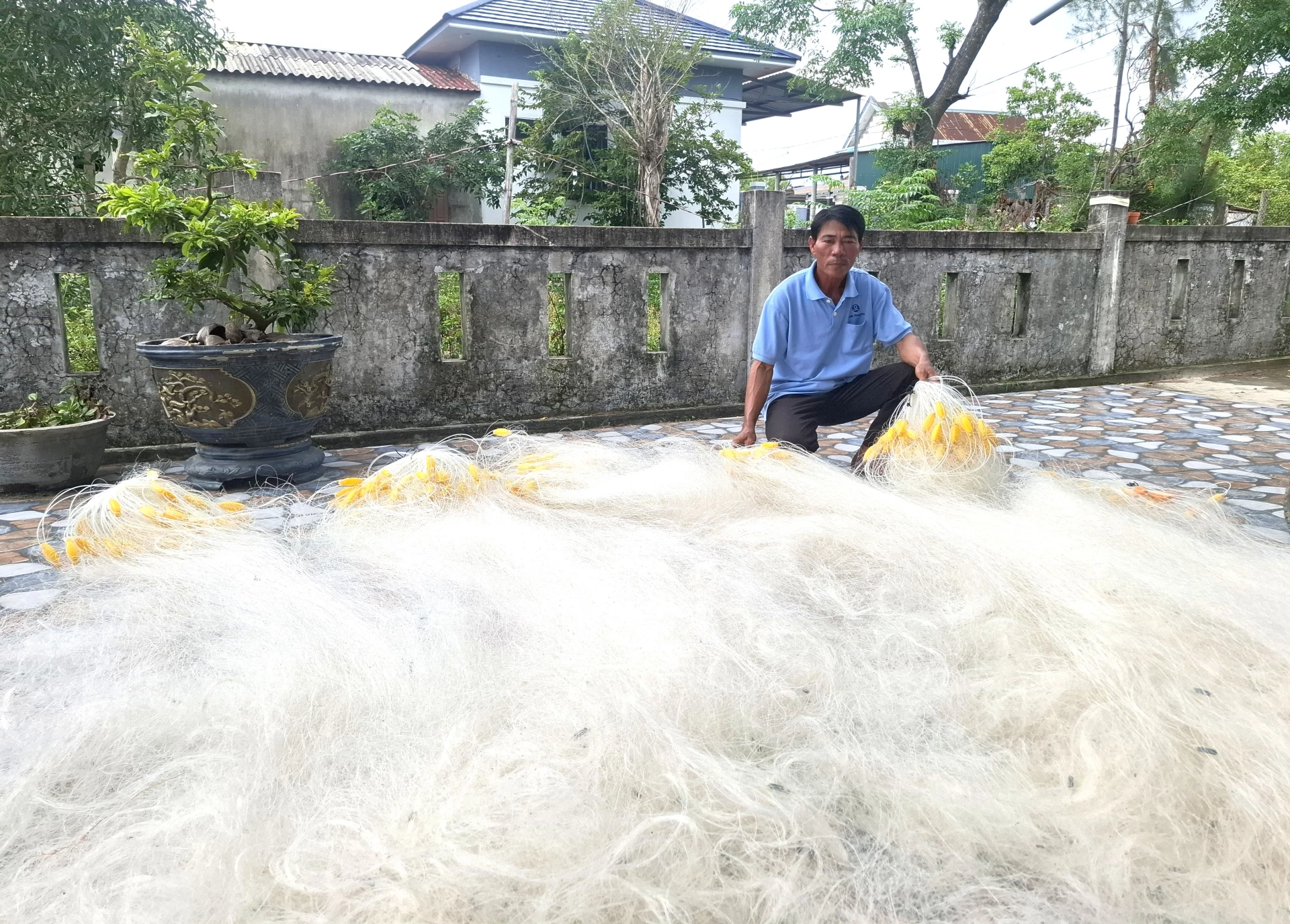 Muitos pescadores na comuna de Trieu Co perderam seus equipamentos de pesca para os arrastões.