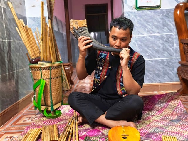 Povestea unui artist din Generația Z: Păstrând sufletul sunetului extraordinar - Fotografia 2. Chuyện nghệ nhân Gen Z: Giữ hồn thanh âm đại ngàn- Ảnh 2.