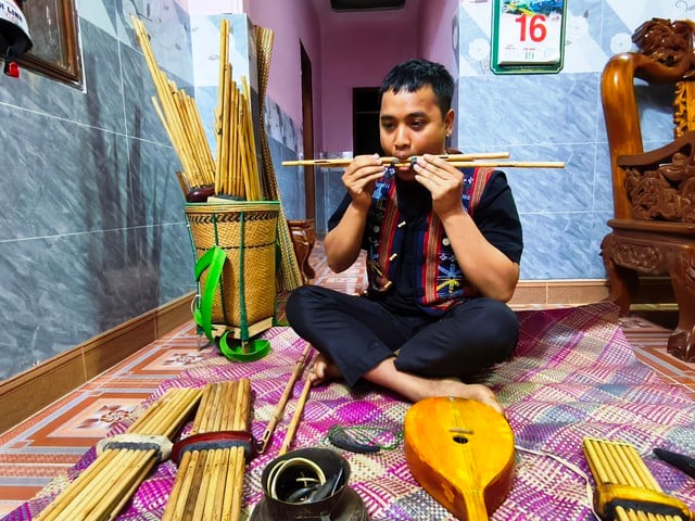Povestea unui artist din Generația Z: Păstrând sufletul sunetului extraordinar - Fotografia 3. Chuyện nghệ nhân Gen Z: Giữ hồn thanh âm đại ngàn- Ảnh 3.