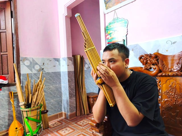 Povestea unui artist din Generația Z: Păstrând sufletul sunetului extraordinar - Fotografia 4. Chuyện nghệ nhân Gen Z: Giữ hồn thanh âm đại ngàn- Ảnh 4.