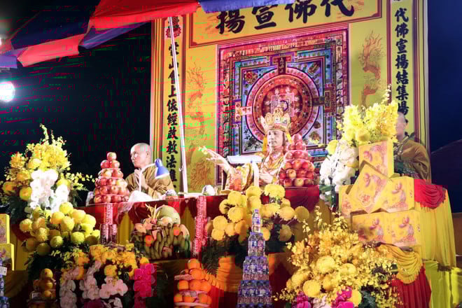 le-cau-an-va-hoi-hoa-dang-trong-le-hoi-mua-thu-con-son-o-hai-phong2.jpg