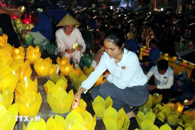 ttxvn-le-cau-an-va-hoi-hoa-dang-trong-le-hoi-mua-thu-con-son-o-hai-phong3.jpg