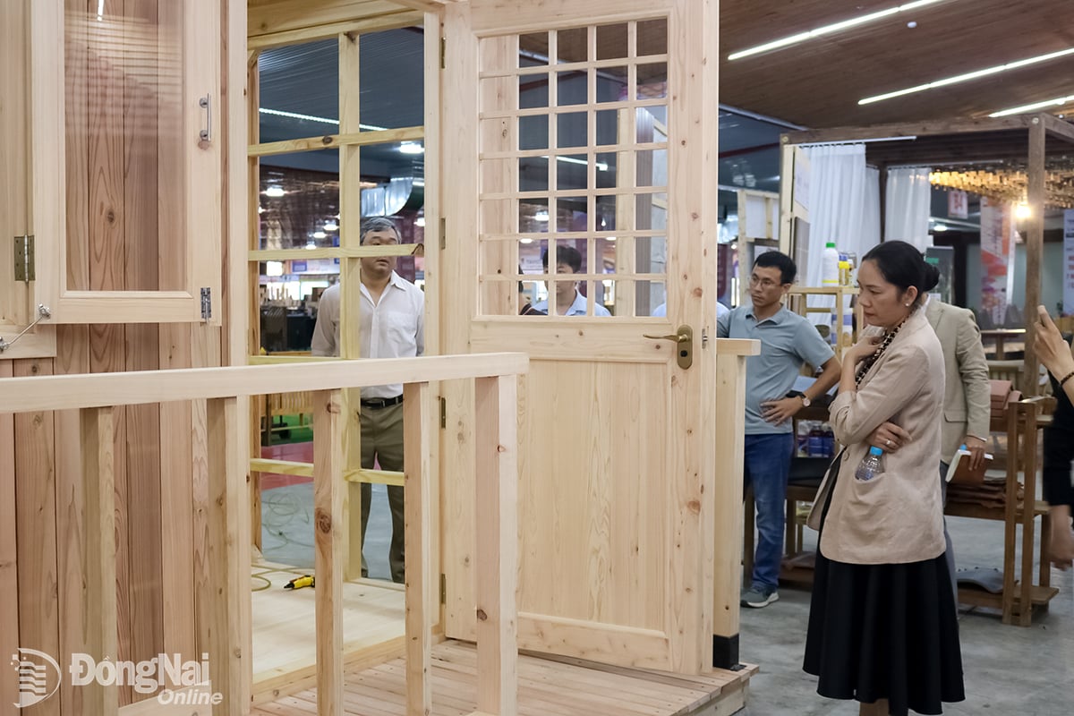 Gỗ là một trong những ngành có giá trị xuất khẩu cao của Đồng Nai. Trong ảnh: Sản phẩm nhà gỗ lắp ghép của Công ty cổ phần Tân Vĩnh Cửu (phường Long Bình).