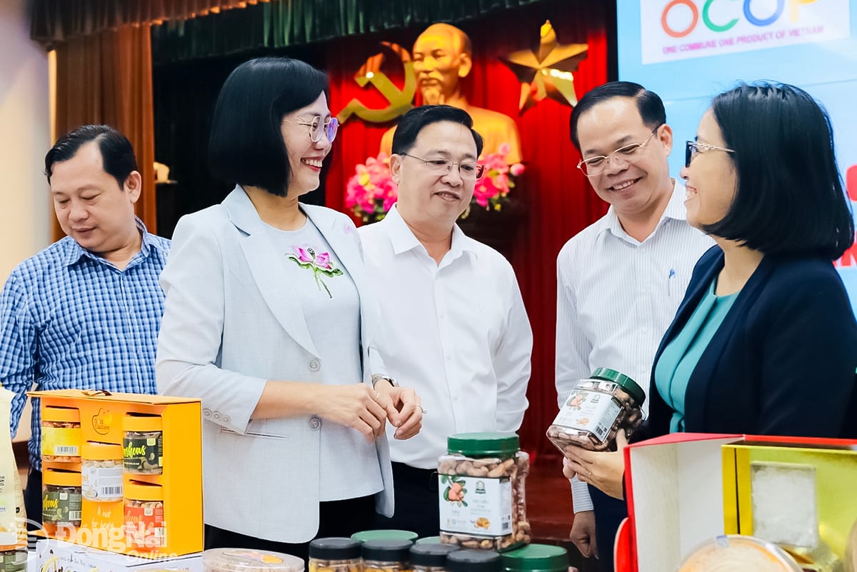Nguyen Thi Hoang, membră a Comitetului Provincial al Partidului și vicepreședintă a Comitetului Popular Provincial Dong Nai, a vizitat standul care expunea produsele care participă la prima evaluare OCOP din 2025. Fotografie: B.Nguyen