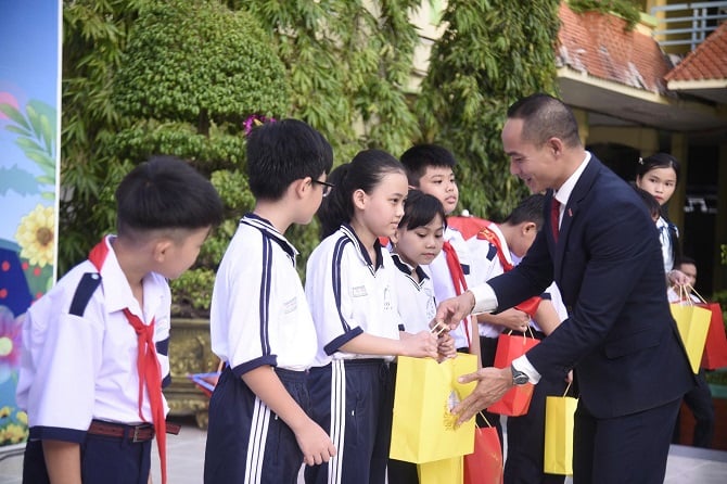 សហគ្រាស​មិន​ត្រឹម​តែ​ធ្វើ​អាជីវកម្ម​ប៉ុណ្ណោះ​ទេ ថែម​ទាំង​មាន​សន្តិសុខ​សង្គម​ល្អ។