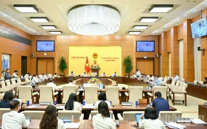 第15期国会常任委員会第50回会議。写真:nhandan.vn Phiên họp thứ 50 của Ủy ban Thường vụ Quốc hội khóa XV. Ảnh: nhandan.vn