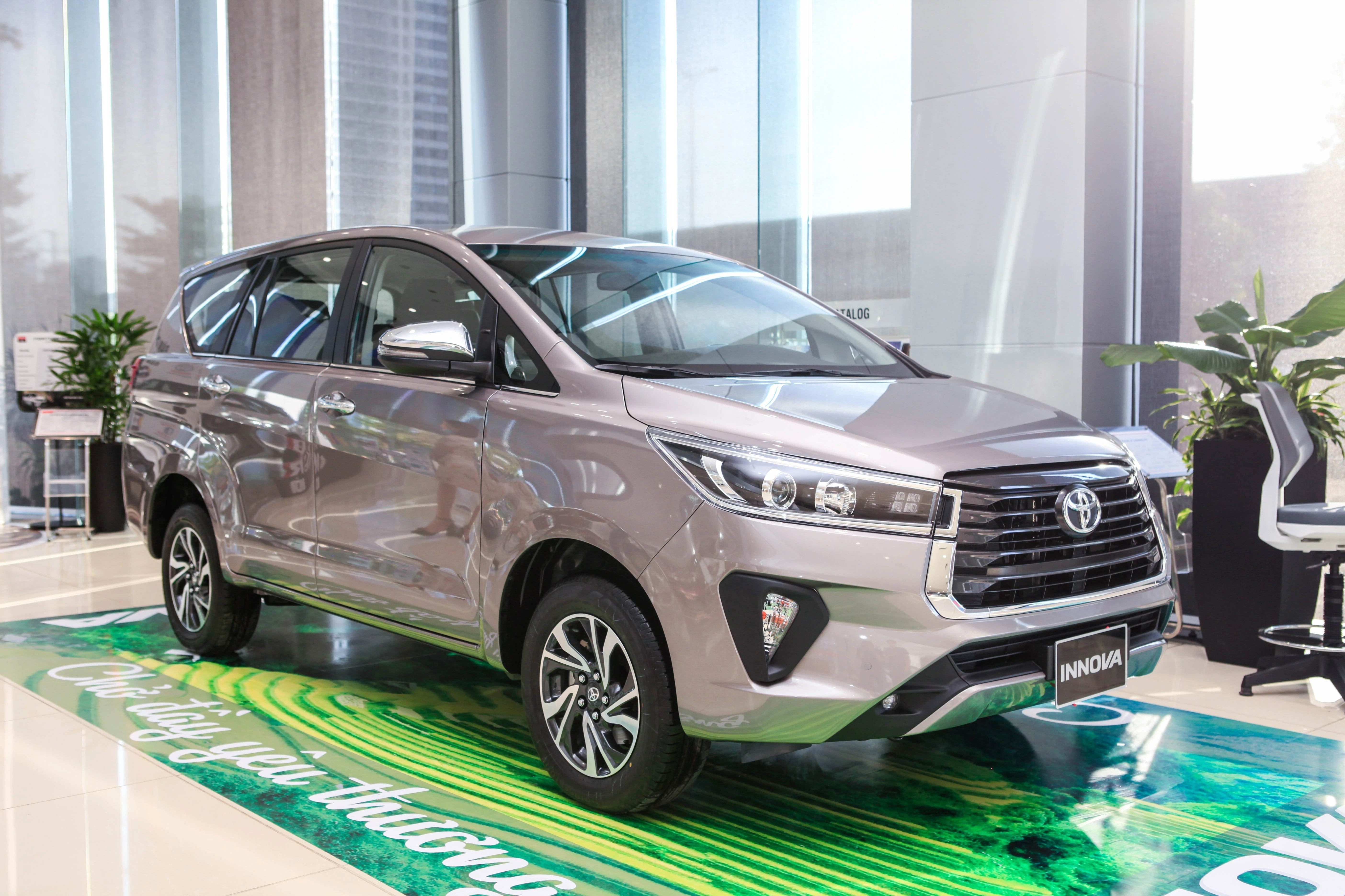 Η παλιά γενιά Toyota Innova εκκαθαρίζεται από το απόθεμά της πριν υποδεχτεί τη νέα έκδοση.