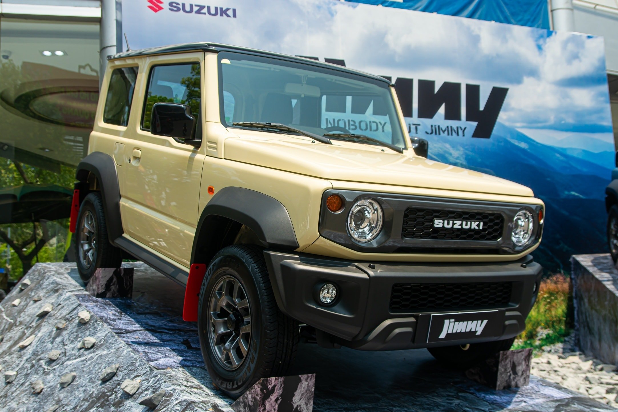 Suzuki Jimny με τετράγωνο σχεδιασμό, τολμηρό εκτός δρόμου.
