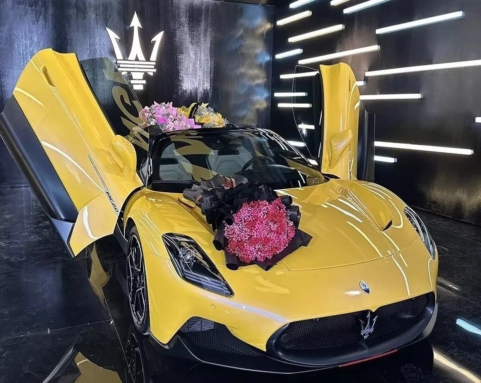 Superdeportivo Maserati MC20 Cielo amarillo, uno de los 60 producidos en todo el mundo.