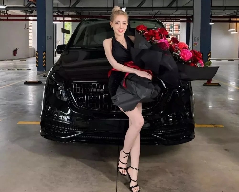 Exterior del Mercedes-Benz V250 con parrilla y ruedas estilo Maybach.
