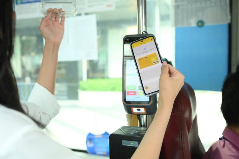 Thanh toán không tiếp xúc bằng thẻ NAPAS trên mạng lưới xe buýt.