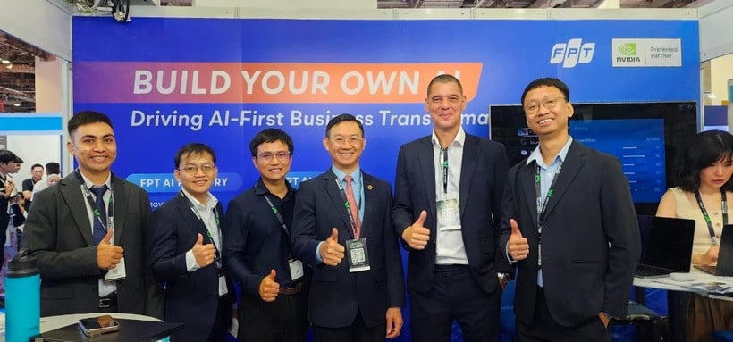 Đại sứ Việt Nam tại Singapore tham quan gian hàng FPT.