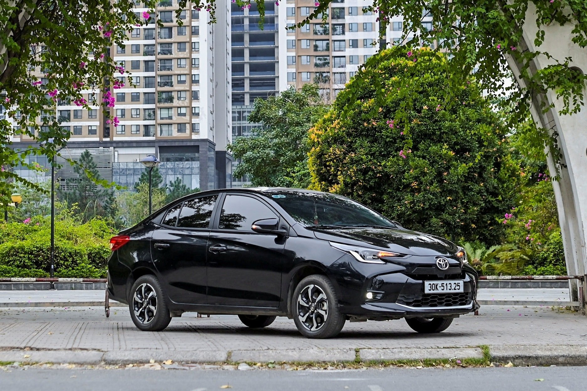 En röd Toyota Vios utställd