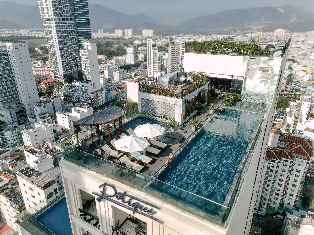 Relaxați-vă la piscina de pe acoperiș, cu vedere panoramică la munți și la orașul de plajă Nha Trang. Fotografie: Svetline