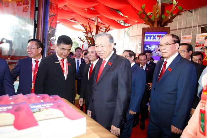 lanh-dao-dang-trien-lam-dai-hoi-dang-thanh-pho-ho-chi-minh-2.jpg