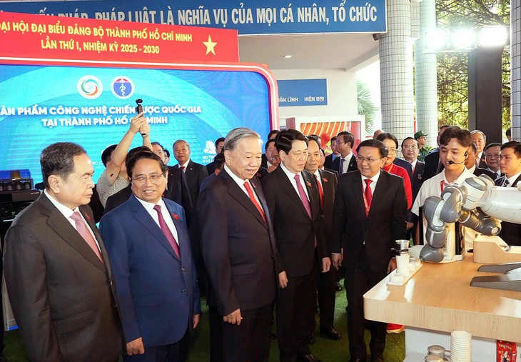 Tổng Bí thư Tô Lâm và các lãnh đạo tham quan triển lãm thiết bị công nghệ, thành tựu báo chí - Ảnh 1.
