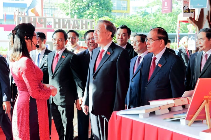 Tổng Bí thư Tô Lâm và các lãnh đạo tham quan triển lãm thiết bị công nghệ, thành tựu báo chí - Ảnh 7.