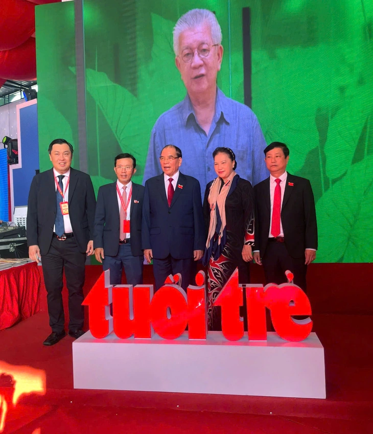 Chủ tịch nước Lương Cường và đại biểu thăm gian triển lãm của báo Tuổi Trẻ tại Đại hội Đảng - Ảnh 4.