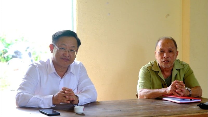 Camarada Giang Seo Van - Secretário do Comitê do Partido da Comuna de Muong Khuong (camisa branca) se reuniu com eleitores.