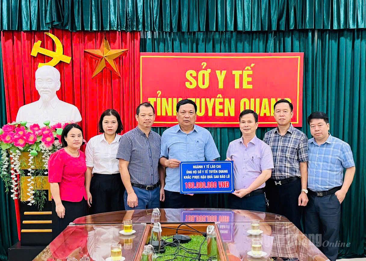 Đại diện Sở Y tế Lào Cai trao hỗ trợ cho Sở Y tế Tuyên Quang.