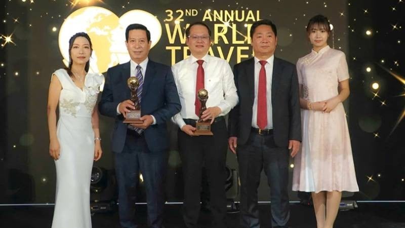 Die Leiter des Phong Nha-Ke Bang Nationalparks fühlten sich geehrt, die WTA-Trophäe entgegenzunehmen.