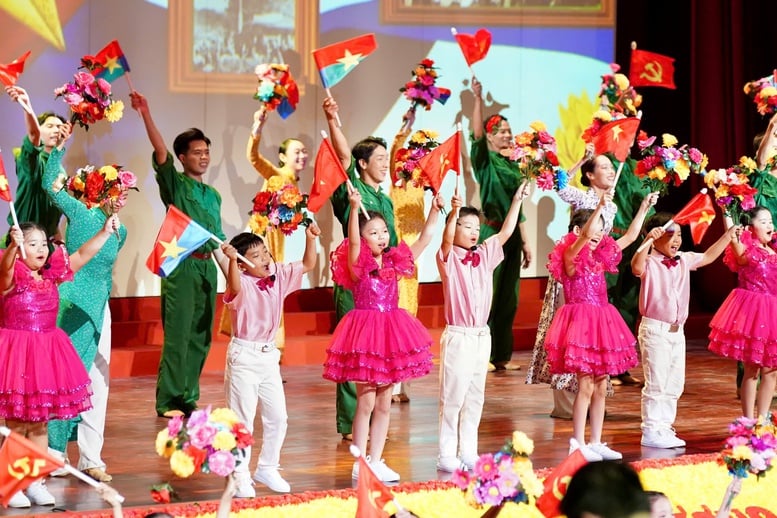 Istilah baru: Kota Ho Chi Minh melanjutkan peran utamanya, menginspirasi pembangunan di seluruh negeri - Foto 7. Nhiệm kỳ mới: TPHCM tiếp tục vai trò dẫn dắt, truyền cảm hứng phát triển cho cả nước- Ảnh 7.
