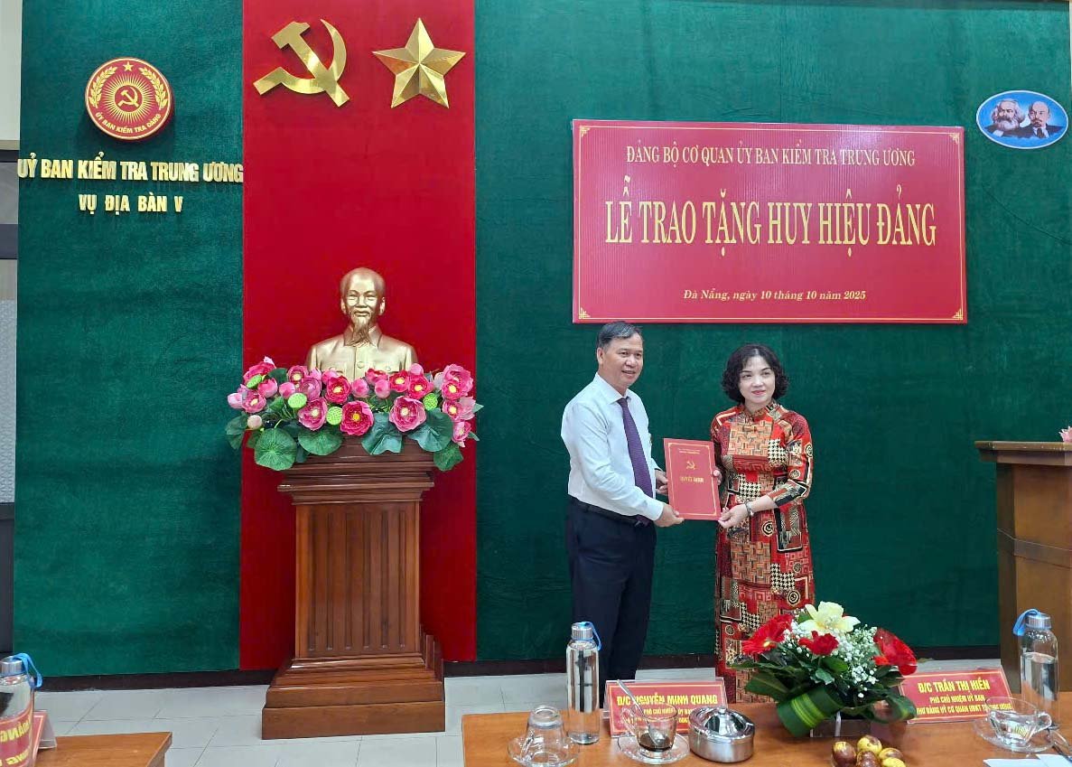 Đảng ủy Cơ quan UBKT Trung ương tổ chức Lễ trao tặng Huy hiệu 30 năm tuổi Đảng cho đồng chí Nguyễn Minh Quang, Phó Chủ nhiệm UBKT Trung ương