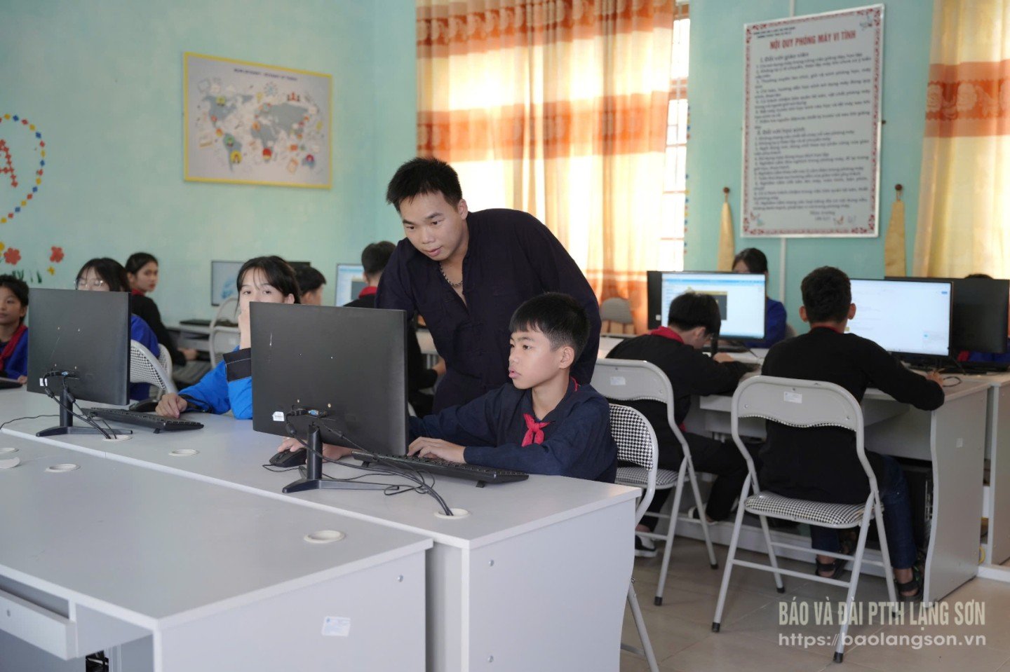Học sinh Trường PTDTBT THCS Tri Lễ được thầy giáo hướng dẫn sử dụng mạng xã hội, AI văn minh