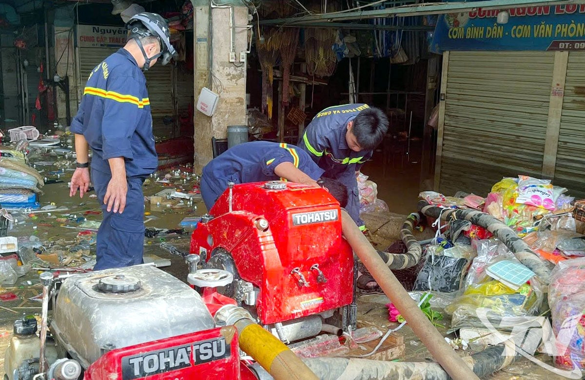 Pasukan polisi provinsi bergandengan tangan untuk membersihkan pasar Thailand, bangsal Phan Dinh Phung agar warga dapat segera kembali berbisnis.
