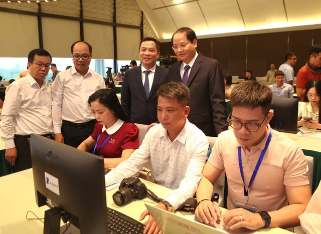 Khai trương Trung tâm báo chí phục vụ Đại hội Đảng bộ TP. Hà Nội - Ảnh 2. Khai trương Trung tâm báo chí phục vụ Đại hội Đảng bộ TP. Hà Nội - Ảnh 2.