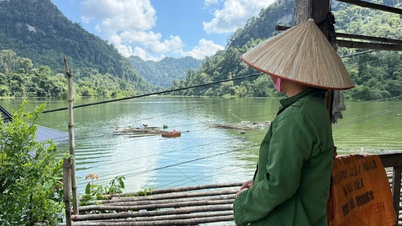 Người dân bất lực nhìn nhà ở chìm dưới nước ngập. (Ảnh: TUẤN SƠN).