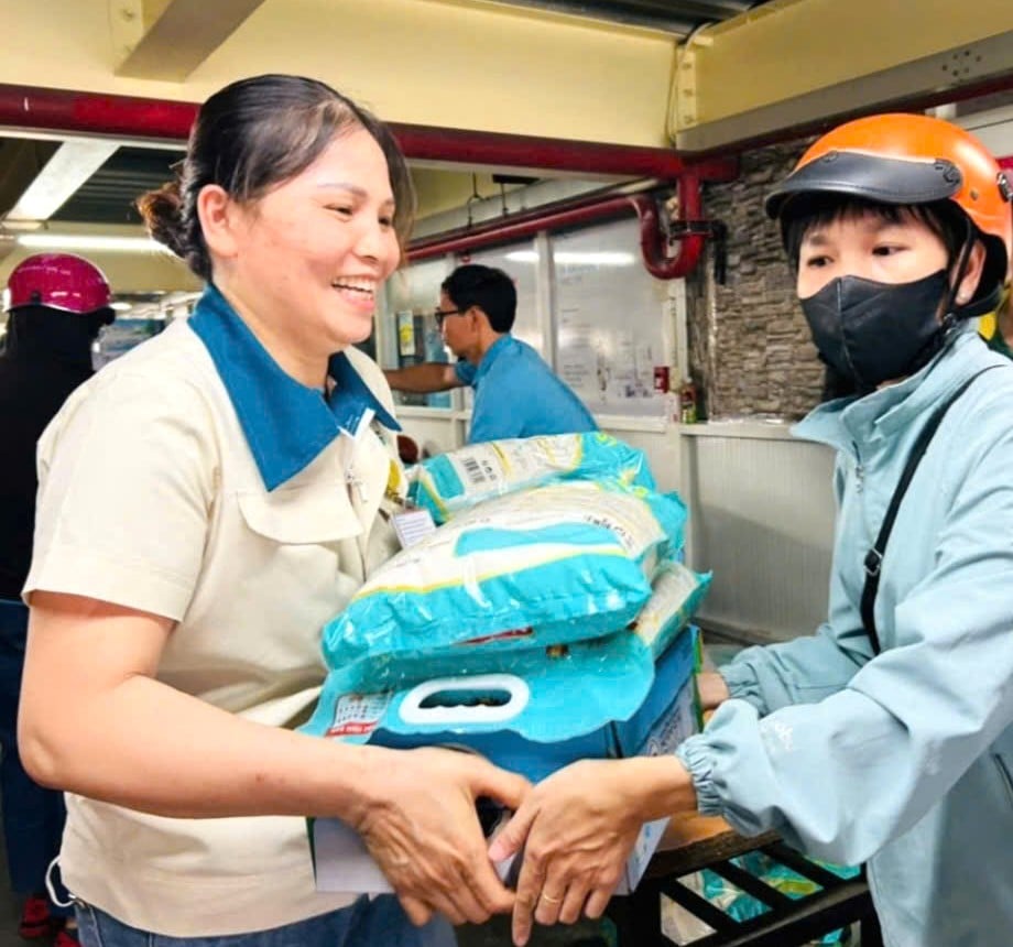Chị Nguyễn Thị Tú Anh trao quà hỗ trợ của công đoàn cơ sở công ty cho đoàn viên. Ảnh: CĐCC