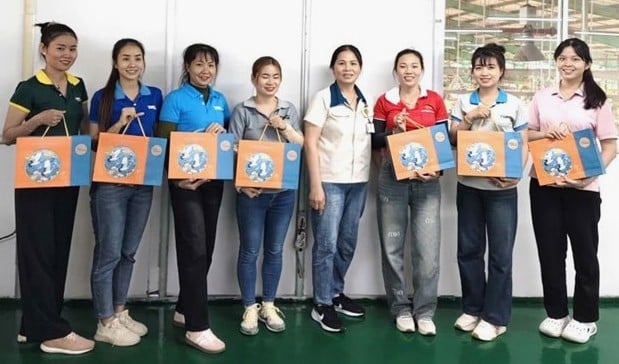 Chị Nguyễn Thị Tú Anh trao quà Trung thu của Công đoàn cơ sở công ty cho đoàn viên. Ảnh: CĐCC