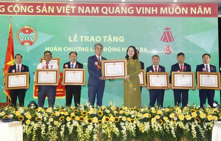 Emulando para construir um Sindicato dos Agricultores do Vietnã forte e confiante para entrar em uma nova era com a nação - Foto 2. Thi đua xây dựng Hội Nông dân Việt Nam vững mạnh, tự tin cùng dân tộc bước vào kỷ nguyên mới- Ảnh 2.